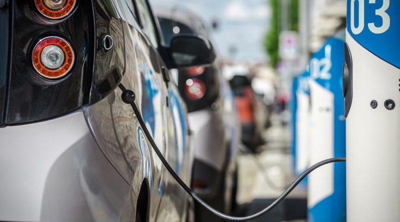 Crece preferencia por autos eléctricos e híbridos en Querétaro