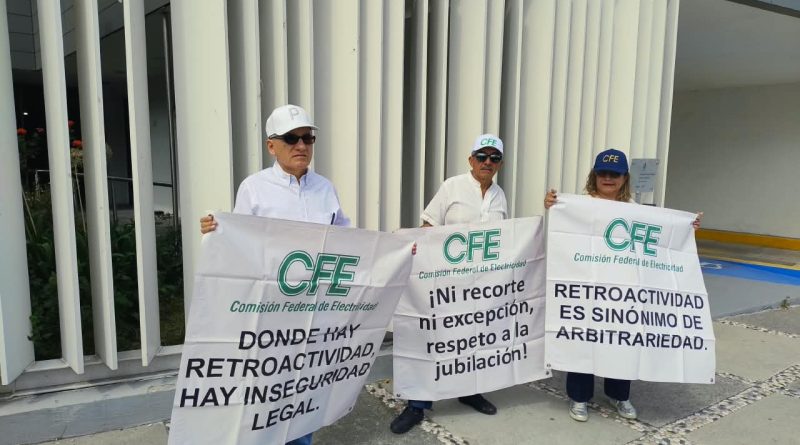 Protestan jubilados de CFE frente al Congreso por reducción de pensiones