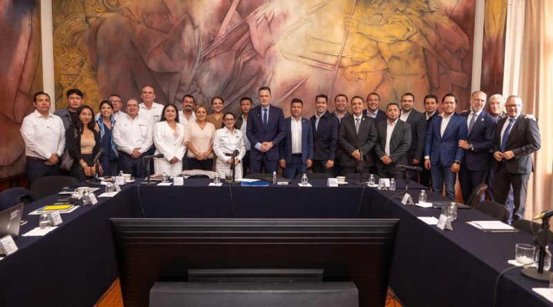 Destaca Kuri acercamiento de CFE con municipios y empresarios de Querétaro Destaca Kuri acercamiento de CFE con municipios y empresarios de Querétaro