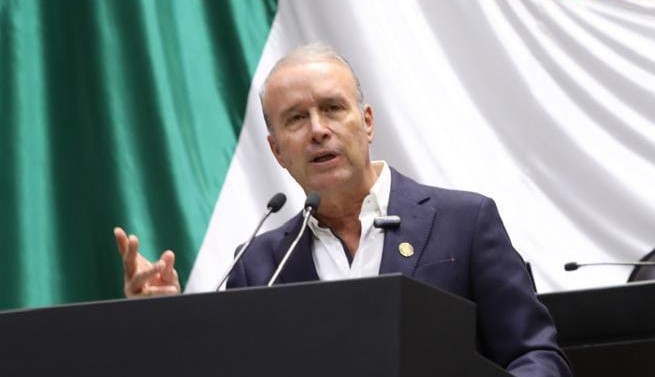 Renuncia Mario Calzada al PRI