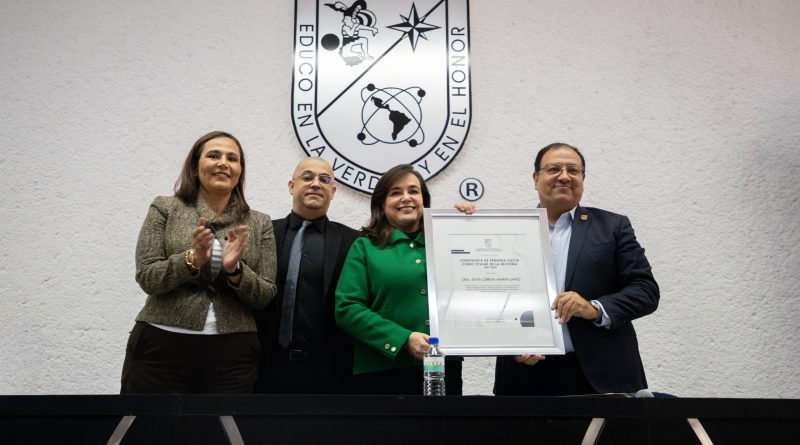 Recibe Silvia Amaya Llano constancia como Rectora electa de la UAQ Recibe Silvia Amaya Llano constancia como Rectora electa de la UAQ
